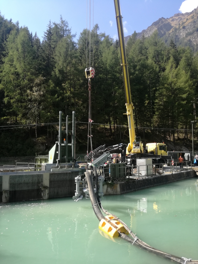 Dredging a dam with a hydraulic pump 1
