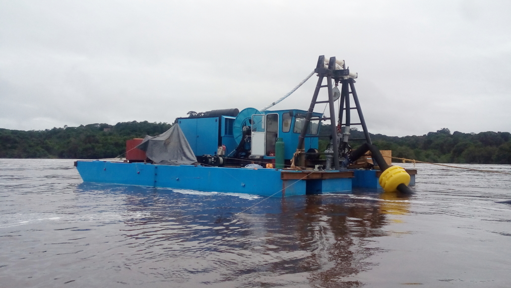 Gold mining with a complete dredging system