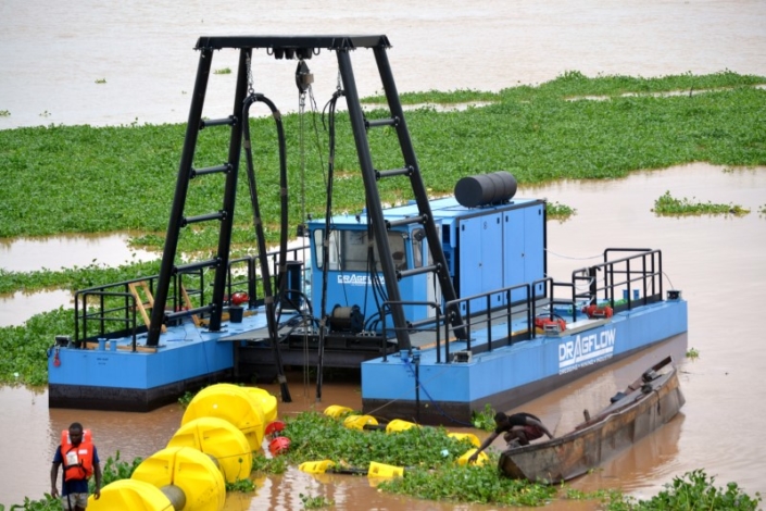 Extraction of river sand with cable dredge