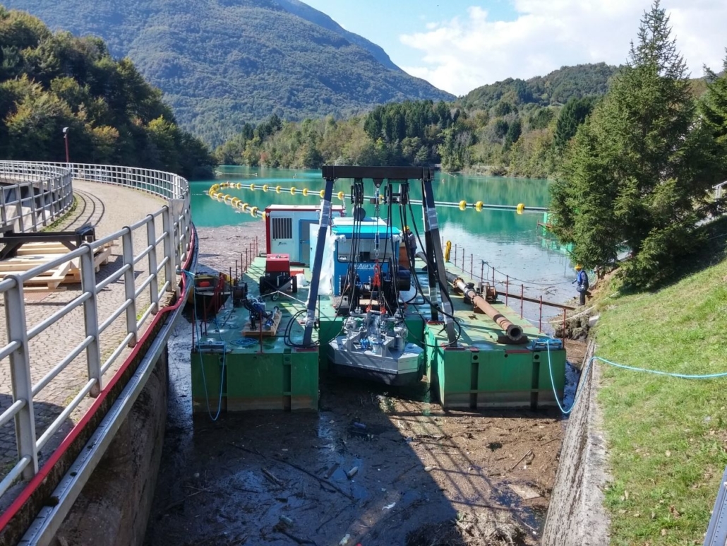 Dam dredging with a low environmental impact system 1