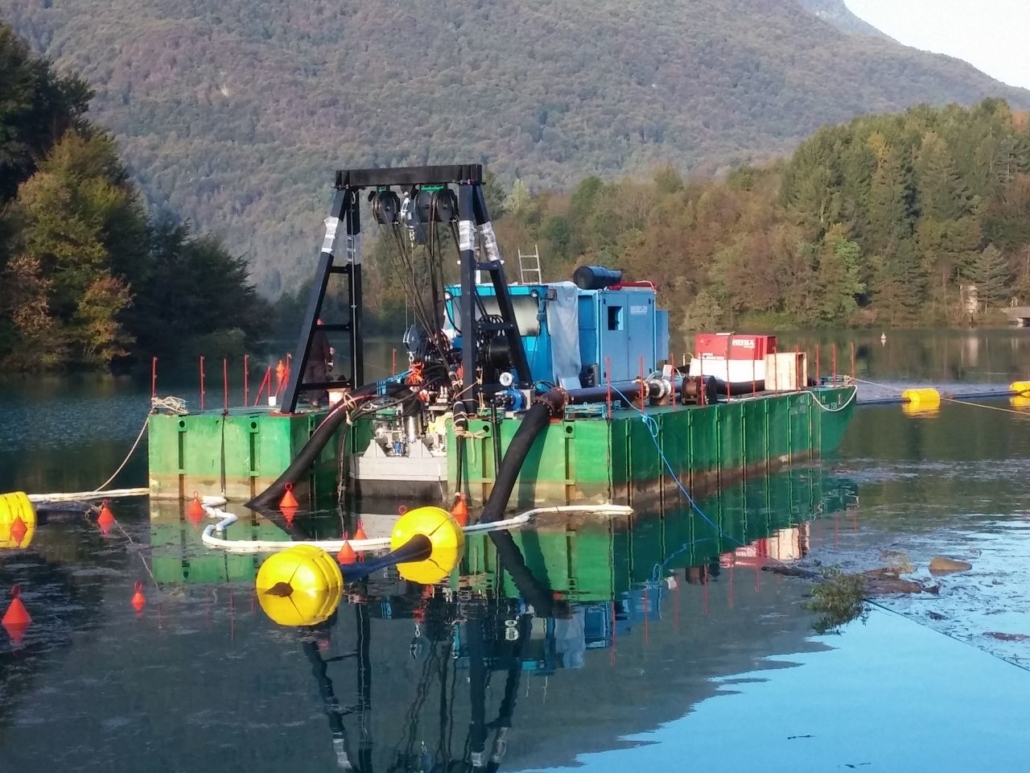 Dam dredging with a low environmental impact system