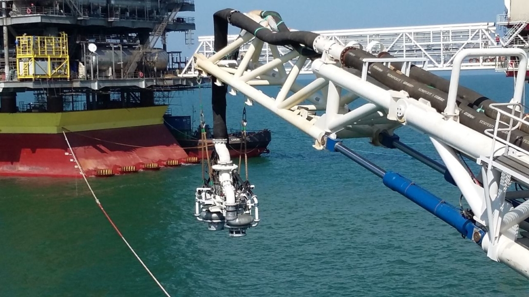 Entretien de tuyaux sur une plateforme offshore 1