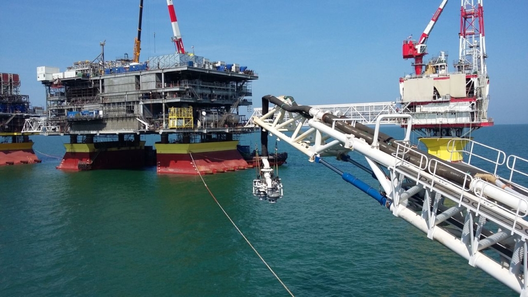 Manutenção de tubulação em uma plataforma offshore