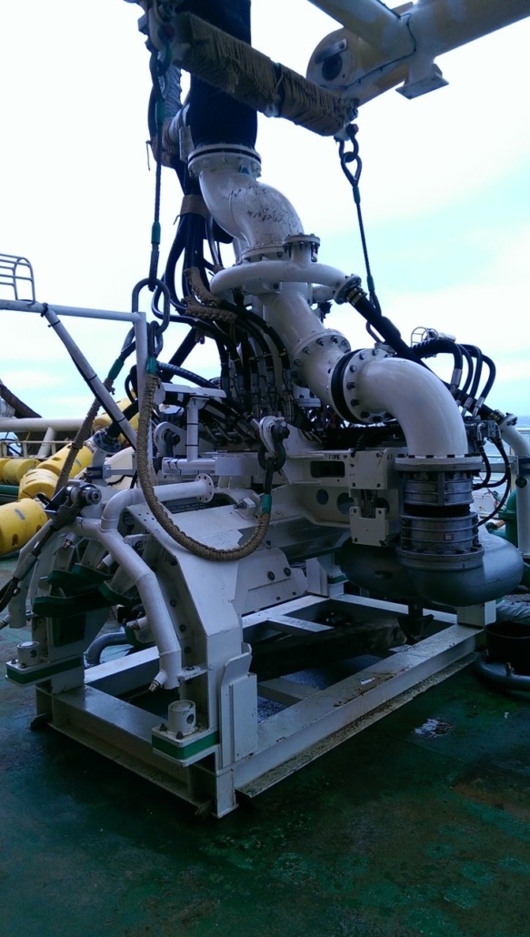 Mantenimiento de tuberías en una plataforma mar adentro 1