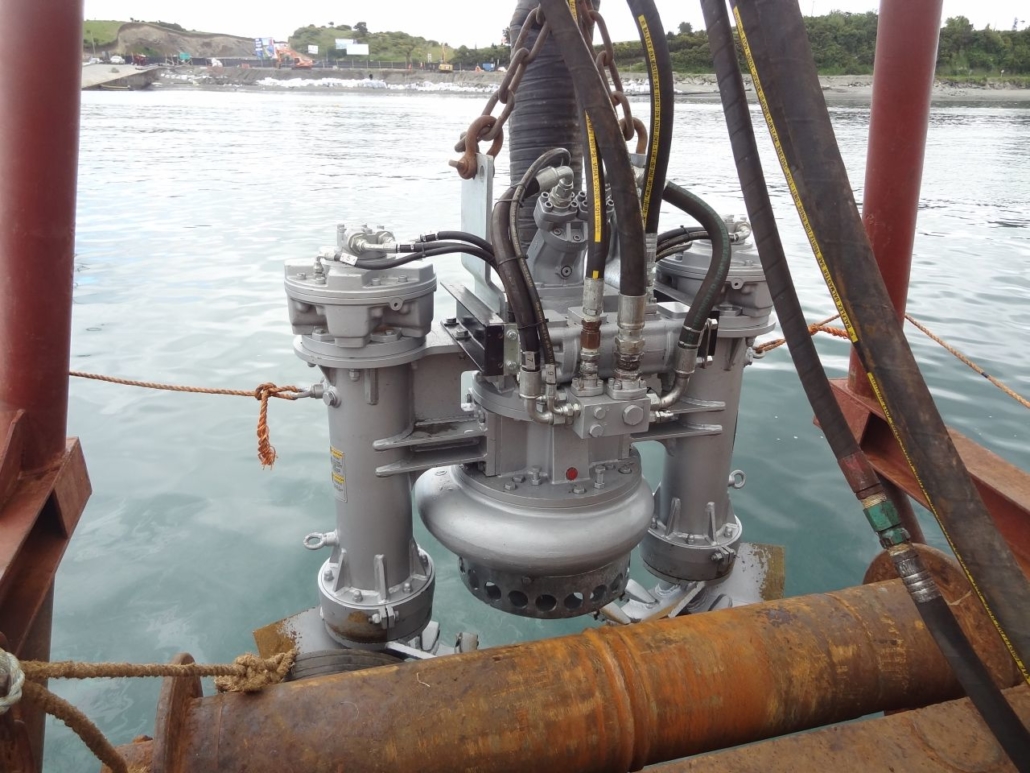 Set of electric pumps for pulling a port 1