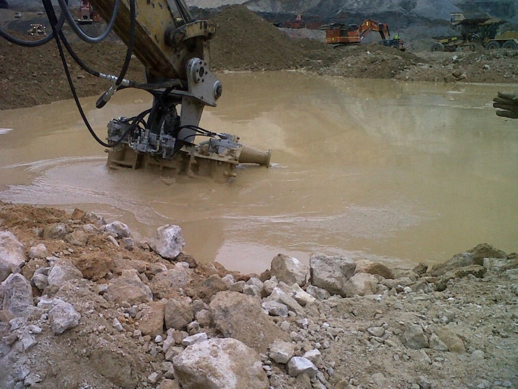 Sludge cleaning in an open pit mine 1
