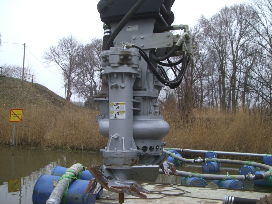 Hydraulic pump for dredging a canal 1